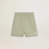 Pantalones cortos de color verde claro con una estrella blanca
