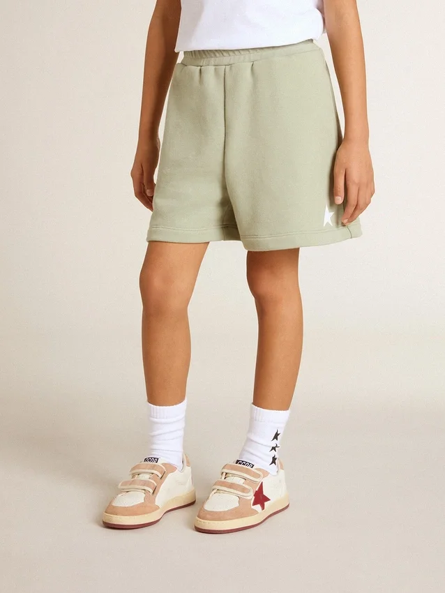 Pantalones cortos de color verde claro con una estrella blanca
