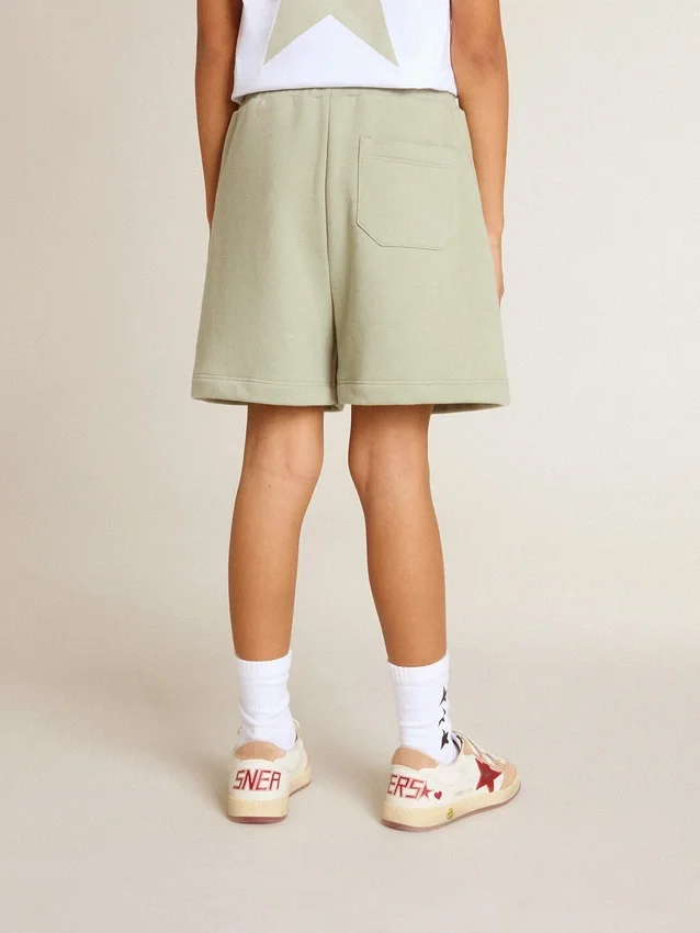Pantalones cortos de color verde claro con una estrella blanca
