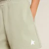 Pantalones cortos de color verde claro con una estrella blanca