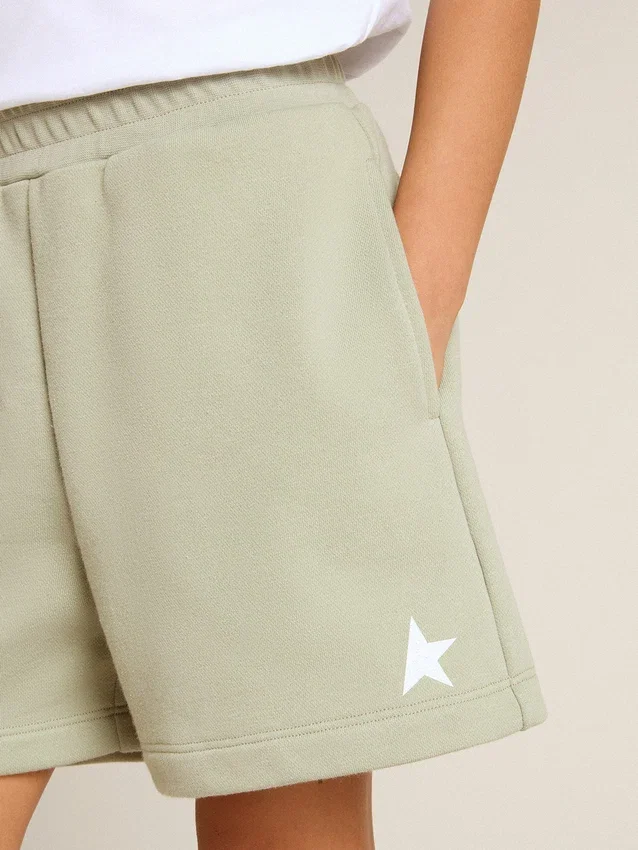 Pantalones cortos de color verde claro con una estrella blanca