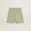 Pantalones cortos de color verde claro con una estrella blanca