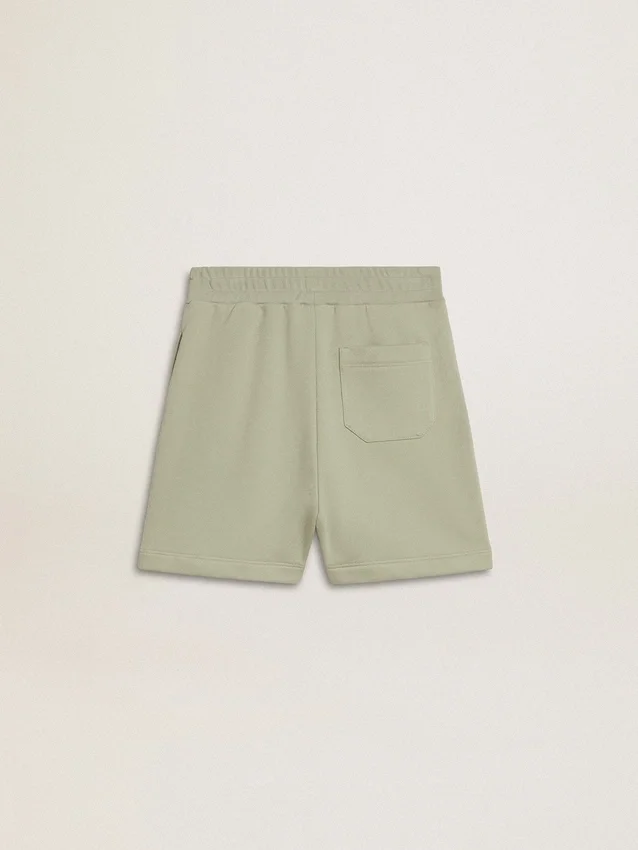 Pantalones cortos de color verde claro con una estrella blanca