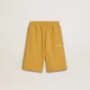 Pantalones cortos de jogging para niño en amarillo ocre con bordado