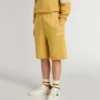 Pantalones cortos de jogging para niño en amarillo ocre con bordado