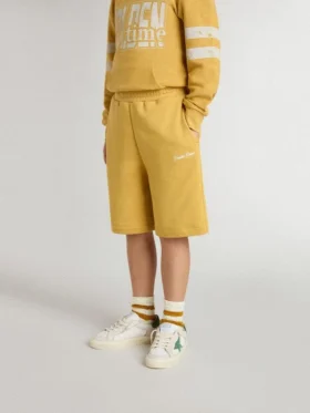 Pantalones cortos de jogging para niño en amarillo ocre con bordado