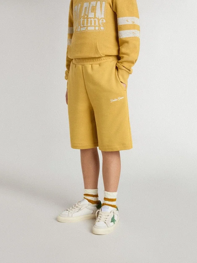 Pantalones cortos de jogging para niño en amarillo ocre con bordado