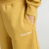 Pantalones cortos de jogging para niño en amarillo ocre con bordado