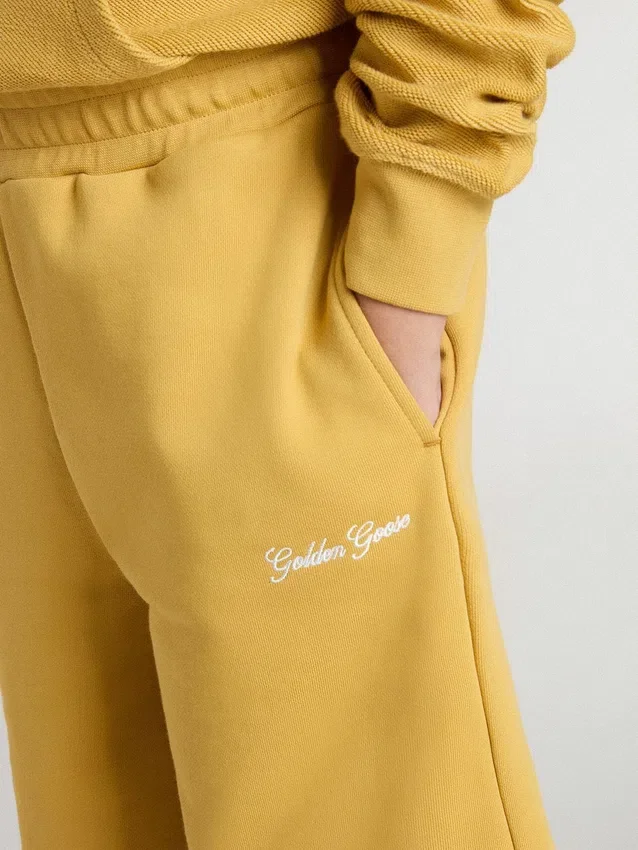 Pantalones cortos de jogging para niño en amarillo ocre con bordado