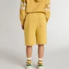 Pantalones cortos de jogging para niño en amarillo ocre con bordado