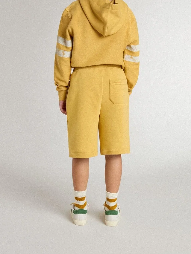Pantalones cortos de jogging para niño en amarillo ocre con bordado