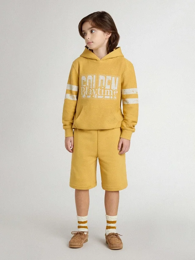 Pantalones cortos de jogging para niño en amarillo ocre con bordado