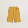 Pantalones cortos de jogging para niño en amarillo ocre con bordado