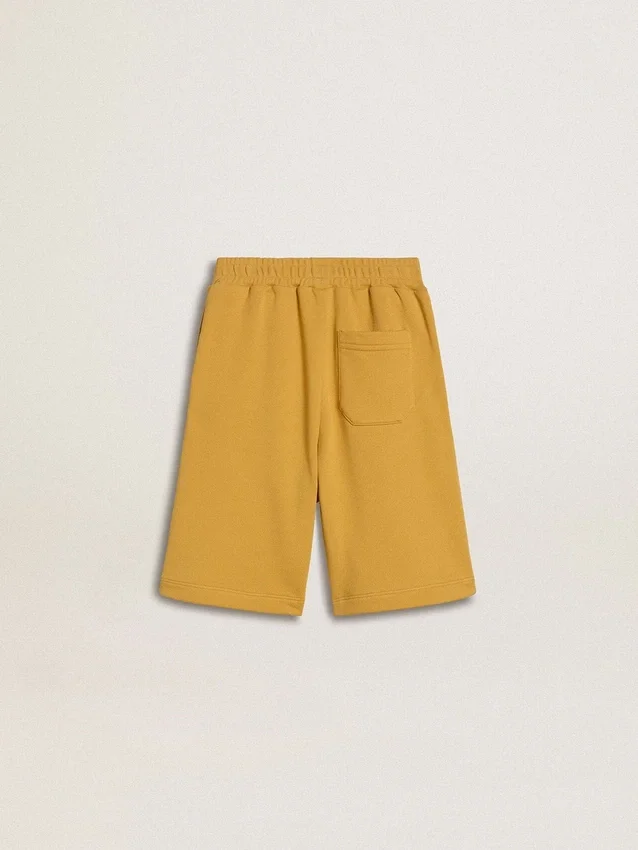 Pantalones cortos de jogging para niño en amarillo ocre con bordado