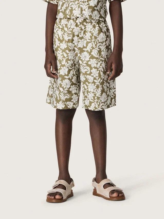 Pantalones cortos de lona de algodón para niños de la colección Journey con estampado floral verde y blanco