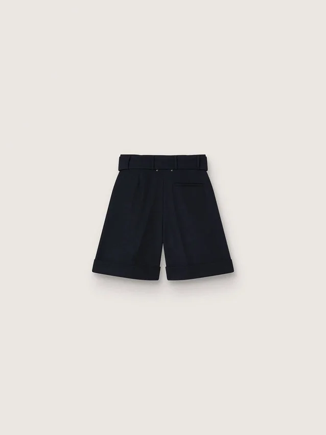 Pantalones cortos de mujer de gabardina de lana negra con cinturón