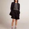 Pantalones cortos de mujer de gabardina de lana negra con cinturón