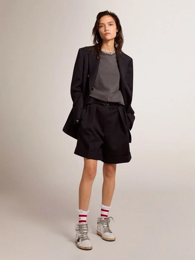 Pantalones cortos de mujer de gabardina de lana negra con cinturón