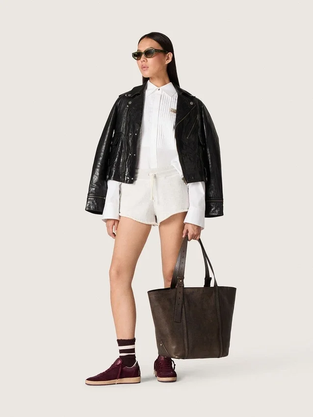 Camisas oversize de mujer en algodón blanco con detalle plisado y botones de joyería