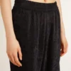 Pantalones de chándal negros para mujer con estampado toile de jouy tono sobre tono