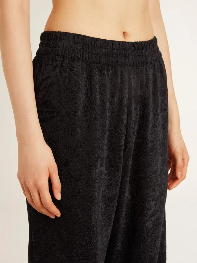 Pantalones de chándal negros para mujer con estampado toile de jouy tono sobre tono