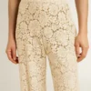 Pantalones de encaje transparente de color crema para mujer