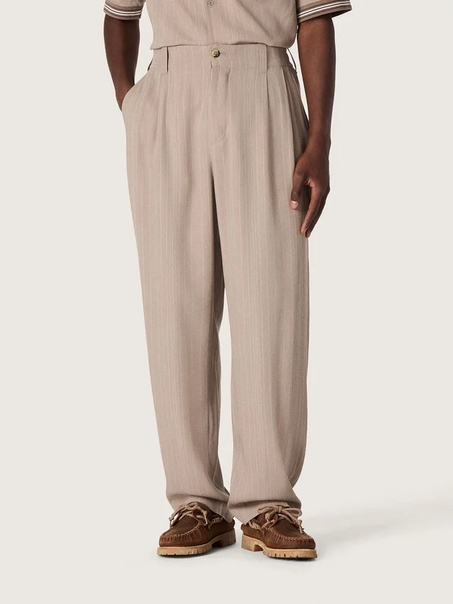 Pantalones de hombre en mezcla de lana gris con motivo de rayas finas