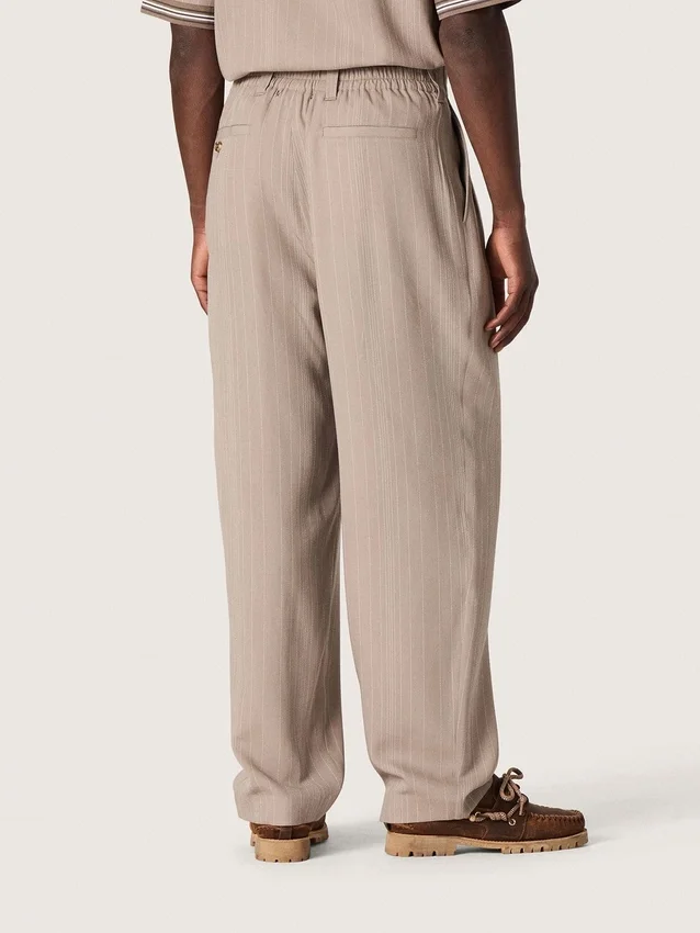 Pantalones de hombre en mezcla de lana gris con motivo de rayas finas