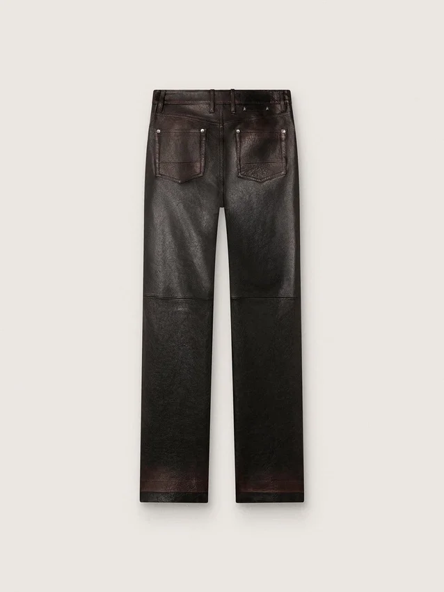 Pantalones de mujer en napa burdeos oscuro con acabado vintage