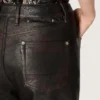 Pantalones de mujer en napa burdeos oscuro con acabado vintage
