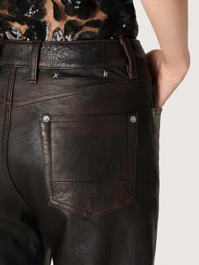 Pantalones de mujer en napa burdeos oscuro con acabado vintage