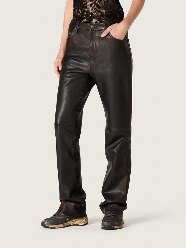 Pantalones de mujer en napa burdeos oscuro con acabado vintage