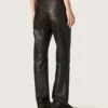 Pantalones de mujer en napa burdeos oscuro con acabado vintage