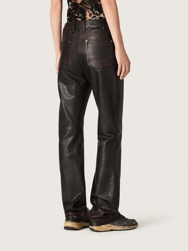 Pantalones de mujer en napa burdeos oscuro con acabado vintage