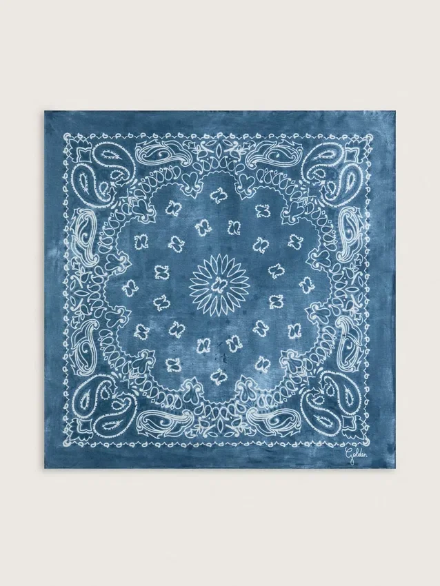 Pañuelo de la Golden Collection en azul vaquero con estampado de cachemira