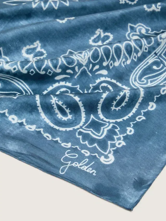 Pañuelo de la Golden Collection en azul vaquero con estampado de cachemira