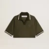Polo corto de mujer en jersey verde militar con bordado