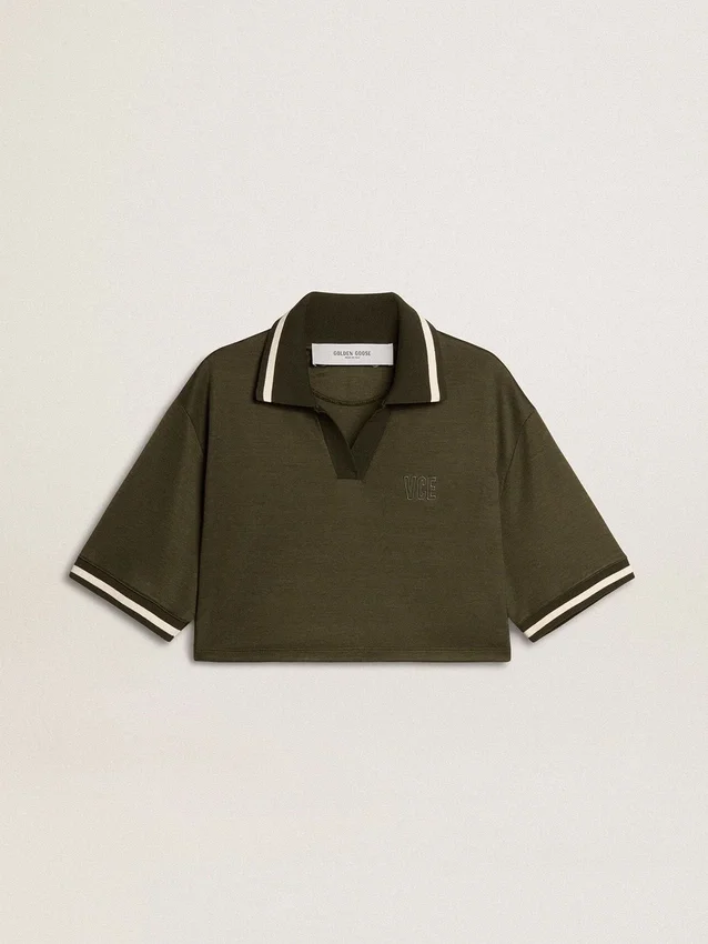 Polo corto de mujer en jersey verde militar con bordado