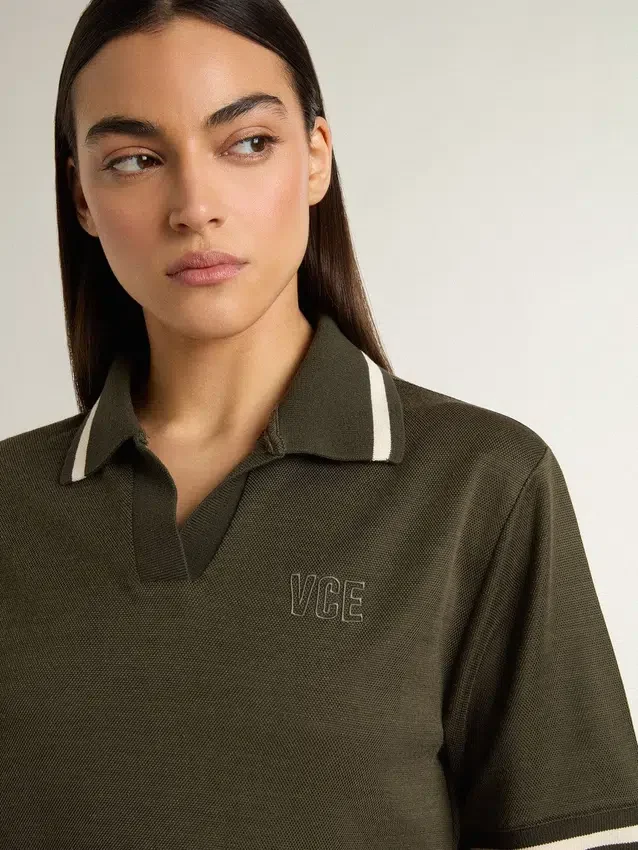 Polo corto de mujer en jersey verde militar con bordado