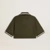 Polo corto de mujer en jersey verde militar con bordado
