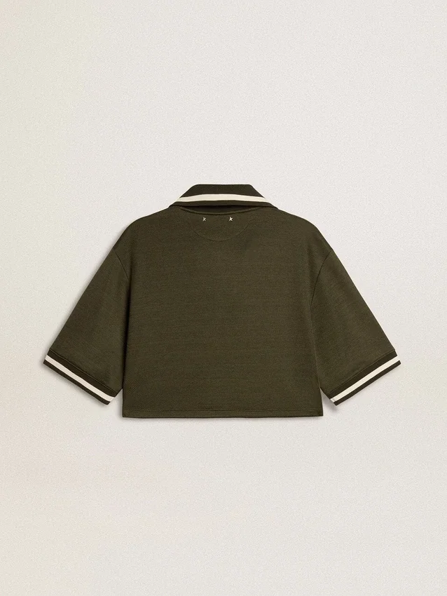 Polo corto de mujer en jersey verde militar con bordado