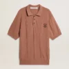 Polo de hombre en color ladrillo con logotipo bordado.