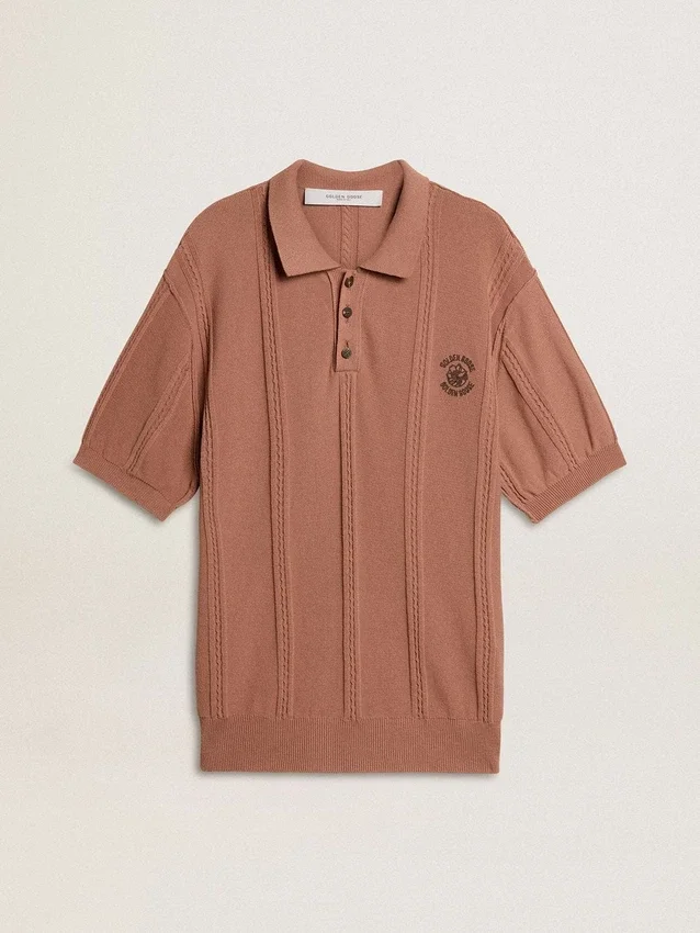 Polo de hombre en color ladrillo con logotipo bordado.