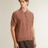 Polo de hombre en color ladrillo con logotipo bordado.