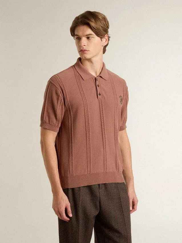 Polo de hombre en color ladrillo con logotipo bordado.