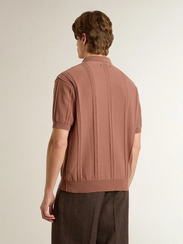 Polo de hombre en color ladrillo con logotipo bordado.