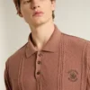Polo de hombre en color ladrillo con logotipo bordado.