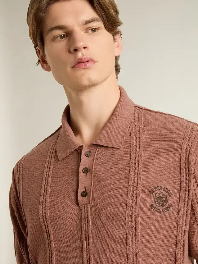 Polo de hombre en color ladrillo con logotipo bordado.