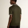 Polo de jersey verde militar para hombre con bordado
