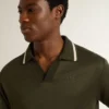 Polo de jersey verde militar para hombre con bordado